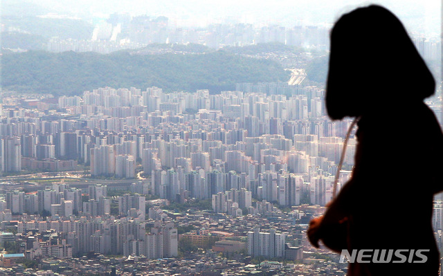 [서울=뉴시스] 추상철 기자 = 서울 송파구 롯데월드타워 서울스카이에서 바라본 도심에는 아파트를 비롯한 주택들이 보이고 있다. 2021.07.23. scchoo@newsis.com