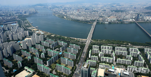 [서울=뉴시스] 추상철 기자 = 한국부동산원이 발표한 7월 셋째주 아파트가격 동향 조사 결과 수도권 집값이 0.36%로 상승하며 통계 작성을 시작한 이래 가장 높은 상승률을 나타냈다. 23일 오후 서울 송파구 롯데월드타워 서울스카이에서 바라본 도심에는 아파트를 비롯한 주택들이 보이고 있다. 2021.07.23. scchoo@newsis.com