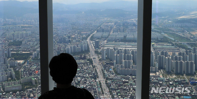[서울=뉴시스] 추상철 기자 = 한국부동산원이 발표한 7월 셋째주 아파트가격 동향 조사 결과 수도권 집값이 0.36%로 상승하며 통계 작성을 시작한 이래 가장 높은 상승률을 나타냈다. 23일 오후 서울 송파구 롯데월드타워 서울스카이에서 바라본 도심에는 아파트를 비롯한 주택들이 보이고 있다. 2021.07.23. scchoo@newsis.com
