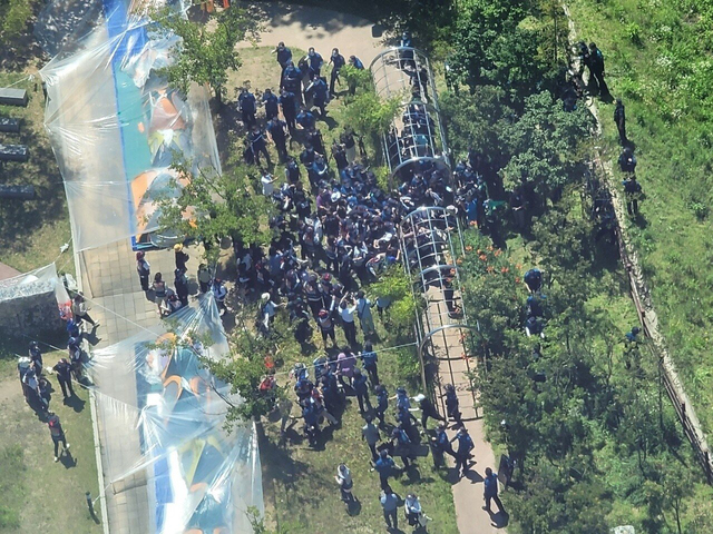 [서울=뉴시스] 전국민주노동조합총연맹(민주노총)이 23일 강원도 원주 혁신도시 국민건강보험공단 인근에서 경찰과 대치하고 있다. 이들은 이날 국민건강보험공단에서 대규모 집회를 열 예정이였지만 경찰의 제지에 집회 장소가 막히자 언덕을 올랐다. (사진=독자 제공) 2021.07.23. photo@newsis.com *재판매 및 DB 금지