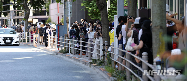 [도쿄(일본)=뉴시스] 이영환 기자 =도쿄올림픽 개막식을 앞뒀던 지난 23일 오후 일본 도쿄의 도쿄올림픽스타디움(신국립경기장) 인근에서 현지 시민들이 경기장을 촬영하고 있다. 이날 개막식은 일반 관중 없이 귀빈과 대회 관계자 등만 참석해 진행됐다. 2021.07.30. 20hwan@newsis.com
