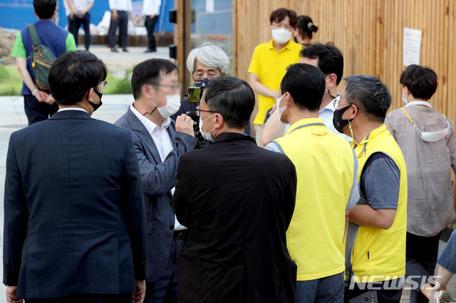 [서울=뉴시스]김병문 기자 = 서울시가 광화문 광장에 설치된 '세월호 기억공간' 철거를 위해 내부 사진과 물품 정리에 나선다고 통보한 지난 23일 오후 서울 종로구 광화문광장 세월호 기억공간 앞에서 세월호 유가족과 서울시 관계자들이 대화를 나누고 있다. 2021.07.23. dadazon@newsis.com