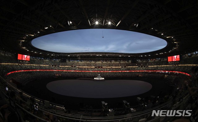 [도쿄(일본)=뉴시스] 최진석 기자 = 지난 23일 2020 도쿄올림픽 개회식이 열리는 도쿄 신주쿠 국립경기장 위로 파란 하늘이 보이고 있다. 2021.07.28. myjs@newsis.com