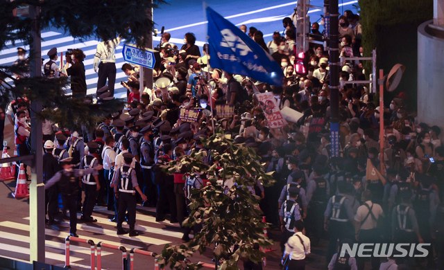 [도쿄(일본)=뉴시스] 최진석 기자 = 23일 2020 도쿄올림픽 개막식이 열리는 도쿄 신주쿠 국립경기장 인근에서 일본인들이 올림픽 반대 시위를 하고 있다. 2021.07.23. myjs@newsis.com