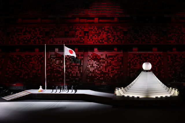 [도쿄(일본)=뉴시스] 최진석 기자 = 2020 도쿄올림픽 개막식이 열린 23일 도쿄 신주쿠 국립경기장에 일장기가 게양되고 있다. 2021.07.23. myjs@newsis.com