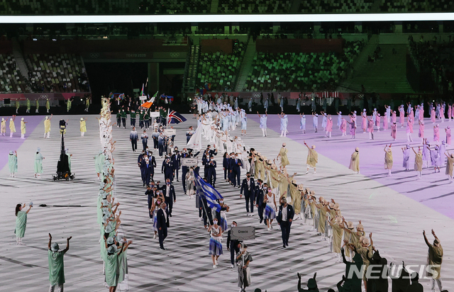 [도쿄(일본)=뉴시스] 최진석 기자 = 23일 오후 일본 도쿄 국립경기장에서 열린 2020 도쿄올림픽 개막식에서 그리스 선수단이 입장하고 있다. (공동취재사진) 2021.07.23. photo@newsis.com