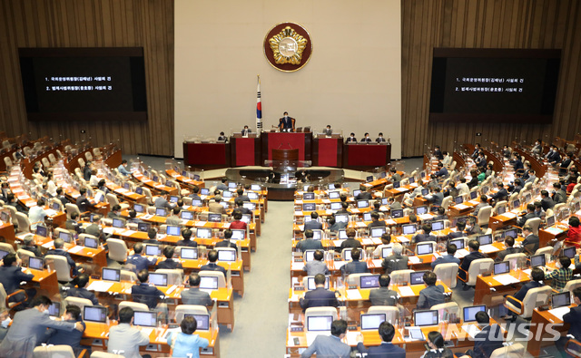 [서울=뉴시스] 전신 기자 = 23일 서울 영등포구 국회에서 열린 본회의에서 안건이 가결되고 있다. (공동취재사진) 2021.07.23. photo@newsis.com