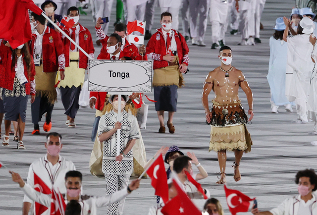 [도쿄(일본)=뉴시스] 최진석 기자 = 23일 도쿄 신주쿠 국립경기장에서 열린 2020 도쿄올림픽 개막식에서 퉁가 태권도 선수인 피타 타우파토푸아가 들어서고 있다. (공동취재사진) 2021.07.23. myjs@newsis.com