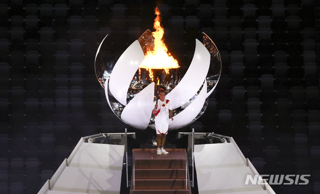 [도쿄(일본)=뉴시스] 최진석 기자 = 23일 도쿄 신주쿠 국립경기장에서 열린 2020 도쿄올림픽 개막식에서 성화 봉송의 마지막 주자인 오사카 나오미가 성화대에 불을 붙힌 뒤 포즈를 취하고 있다. 2021.07.23. myjs@newsis.com