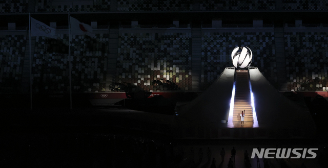 [도쿄(일본)=뉴시스] 최진석 기자 = 23일 도쿄 신주쿠 국립경기장에서 열린 2020 도쿄올림픽 개막식에서 성화 봉송의 마지막 주자인 오사카 나오미가 성화대로 향하고 있다. 2021.07.23. myjs@newsis.com