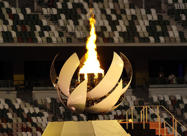 [도쿄(일본)=뉴시스] 최진석 기자 = 23일 도쿄 신주쿠 국립경기장에서 열린 2020 도쿄올림픽 개막식에서 성화가 타오르고 있다. (공동취재사진) 2021.07.23. myjs@newsis.com