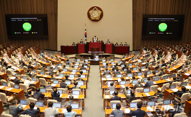 [서울=뉴시스] 전신 기자 = 24일 서울 여의도 국회에서 열린 제389회 국회(임시회) 제3차 본회의에서 국가정보기관의 불법사찰성 정보 공개 및 진상 규명과 재발 방지를 위한 특별 결의안(대안)이 재석 230인, 찬성 217인, 반대 0인, 기권 13인으로 가결되고 있다. (공동취재사진) 2021.07.24. photo@newsis.com