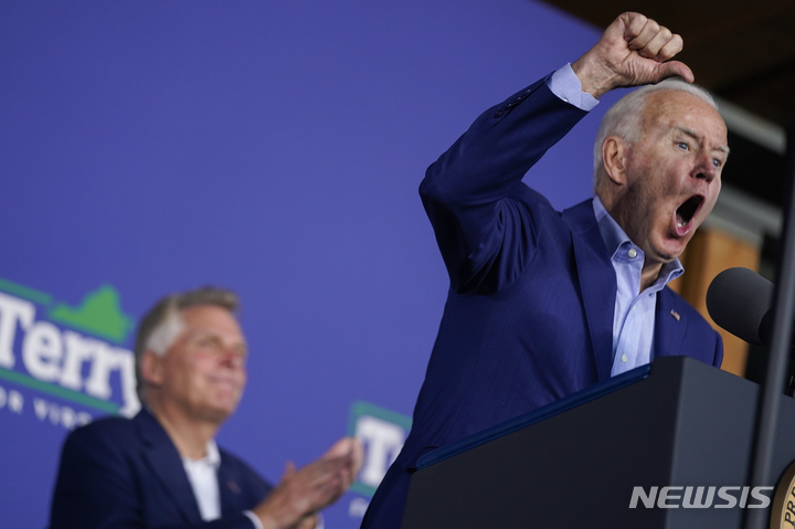[알링턴=AP/뉴시스]조 바이든 미국 대통령이 지난 7월23일 버지니아 알링턴에서 테리 매컬리프 민주당 주지사 후보 지원 유세에 나선 모습. 2021.10.25.