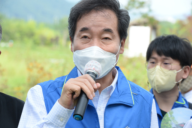 [울산=뉴시스] 배병수 기자 = 이낙연 더불어민주당 전 대표가 24일 오전 울산 중구 태화강 국가정원 블로깅 현장을 방문해 인사말을 하고 있다. 2021.07.24. bbs@newsis.com 