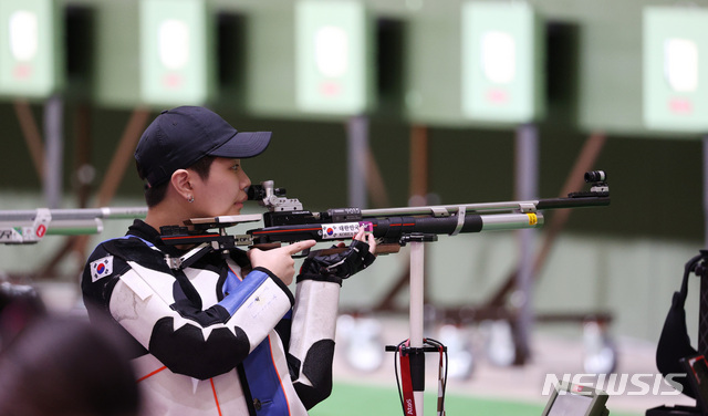 [도쿄(일본)=뉴시스] 이영환 기자 = 사격 국가대표 박희문(오른쪽)이 24일 오전(현지시간) 일본 도쿄도 네리마구 아사카 사격장에서 열린 도쿄올림픽 여자 10m 공기소총 본선에서 경기를 치르고 있다. 2021.07.24. 20hwan@newsis.com