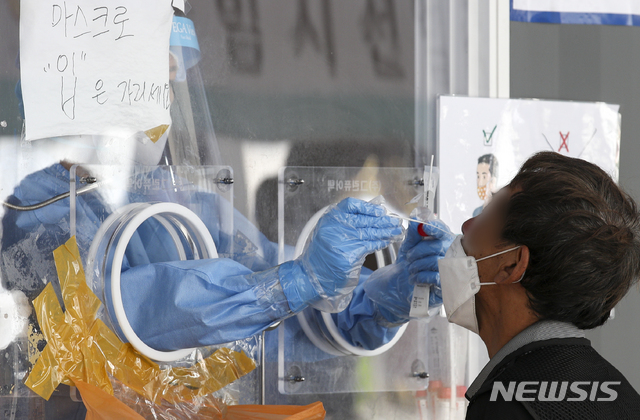 [서울=뉴시스] 정병혁 기자 = 지난 24일 서울역 광장에 설치된 중구 임시선별검사소를 찾은 시민들이 검사를 받고 있다. 2021.07.24. jhope@newsis.com