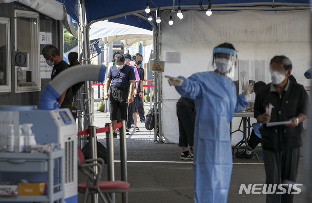 [서울=뉴시스] 정병혁 기자 = 0시 기준 국내 코로나19 신규 확진자가 1629명으로 집계된 24일 서울역 광장에 설치된 중구 임시선별검사소를 찾은 시민들이 검사를 받기 위해 줄 서 있다. 2021.07.24. jhope@newsis.com