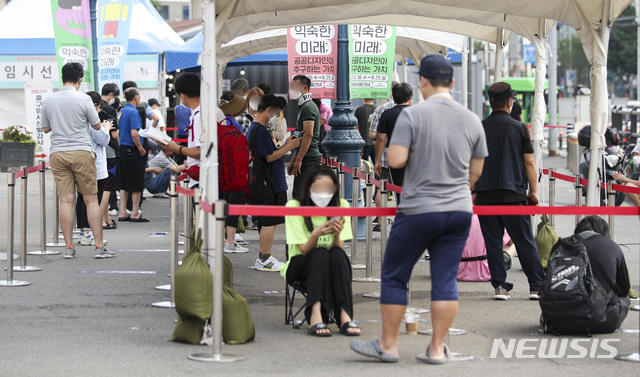 [서울=뉴시스] 정병혁 기자 = 지난 24일 서울역 광장에 설치된 중구 임시선별검사소를 찾은 시민들이 검사를 받기 위해 줄 서 있다. 2021.07.24. jhope@newsis.com