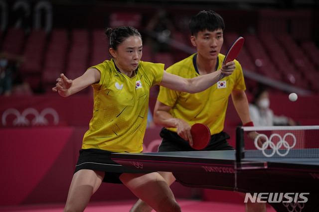 [도쿄=AP/뉴시스]혼합복식 이상수(뒤)-전지희 조. 2021.07.24