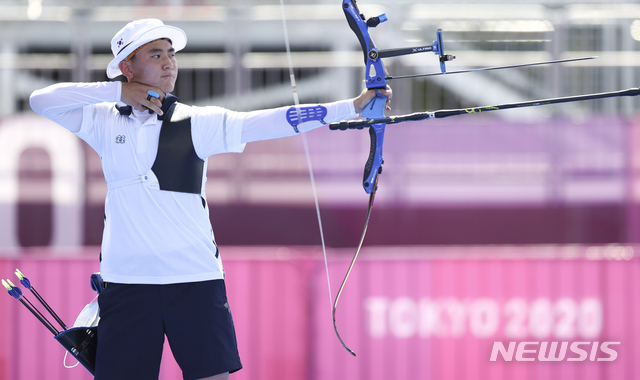 [도쿄(일본)=뉴시스] 최진석 기자 = 대한민국 양궁 대표팀 김제덕이 24일 오후 일본 도쿄 유메노시마 양궁장에서 열린 2020 도쿄올림픽 양궁 남녀혼성단체전 8강전에 출전하고 있다. 2021.07.24. myjs@newsis.com