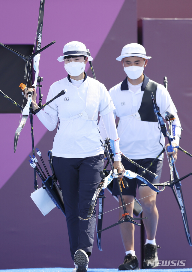 [도쿄(일본)=뉴시스] 최진석 기자 = 대한민국 양궁 대표팀 안산과 김제덕이 24일 오후 일본 도쿄 유메노시마 양궁장에서 열린 2020 도쿄올림픽 양궁 남녀혼성단체전 8강전에 출전하고 있다. 2021.07.24. myjs@newsis.com
