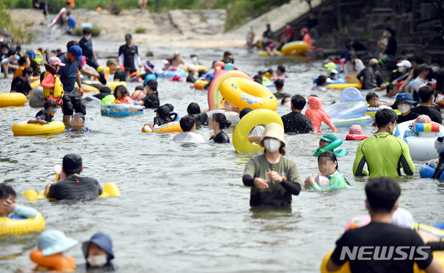 전남 화순군 한 계곡에서 피서객들이 여름 휴가철을 맞아 물놀이를 하고 있다. (뉴시스 DB) photo@newsis.com
