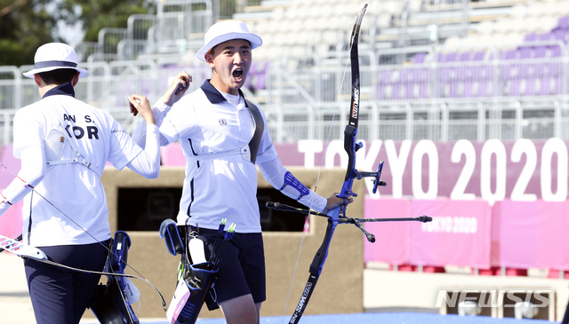[도쿄(일본)=뉴시스] 최진석 기자 = 대한민국 양궁 대표팀 안산과 김제덕이 24일 오후 일본 도쿄 유메노시마 양궁장에서 열린 2020 도쿄올림픽 양궁 남녀혼성단체전 4강전에 출전해 기뻐하고 있다. 2021.07.24. myjs@newsis.com
