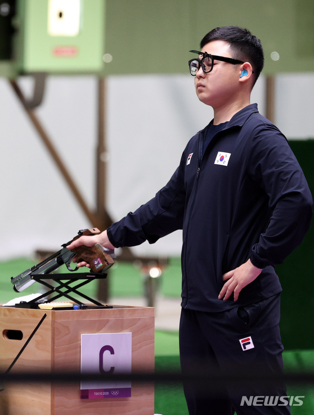 [도쿄(일본)=뉴시스] 이영환 기자 = 사격 국가대표 김모세가 24일 오후(현지시간) 일본 도쿄도 네리마구 아사카 사격장에서 열린 도쿄올림픽 남자 10m 공기권총 결선 경기를 하고 있다. 2021.07.24. 20hwan@newsis.com