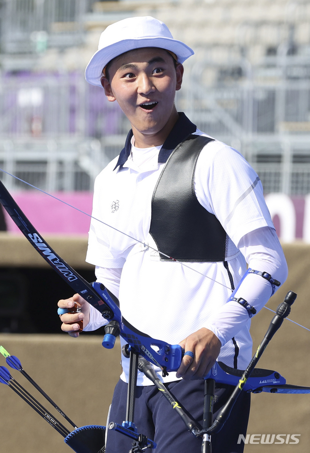 [도쿄(일본)=뉴시스] 최진석 기자 = 대한민국 양궁 대표팀 김제덕이 24일 오후 일본 도쿄 유메노시마 양궁장에서 열린 2020 도쿄올림픽 양궁 남녀혼성단체전 4강전에 출전해 기뻐하고 있다. 2021.07.24. myjs@newsis.com