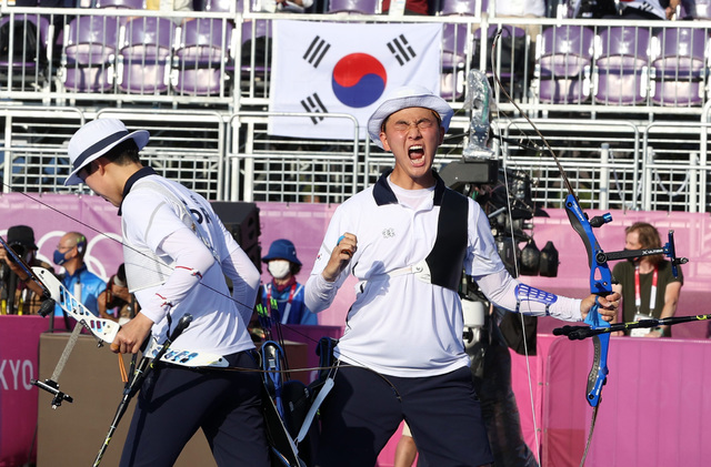 [도쿄(일본)=뉴시스] 최진석 기자 = 대한민국 양궁 대표팀 안산과 김제덕이 24일 오후 일본 도쿄 유메노시마 양궁장에서 열린 2020 도쿄올림픽 양궁 남녀혼성단체전 결승에서 승리하며 금메달을 확정지은 뒤 기뻐하고 있다. 2021.07.24. myjs@newsis.com