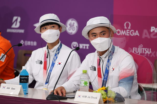 도쿄(일본)=뉴시스] 최진석 기자 = 대한민국 양궁 대표팀 안산과 김제덕이 24일 오후 일본 도쿄 유메노시마 양궁장에서 열린 2020 도쿄올림픽 양궁 남녀혼성단체전에서 우승을 차지한 뒤 기자회견을 하고 있다. 2021.07.24. myjs@newsis.com