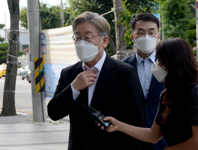 [광주=뉴시스] 김혜인 기자= 이재명 경기도지사가 24일 오후 광주 동구 서석동 치매안심센터에서 열린 학동 붕괴 참사 희생자·부상자 가족 간담회에 앞서 취재진의 질문에 답하고 있다.2021.07.24.hyein0342@newsis.com