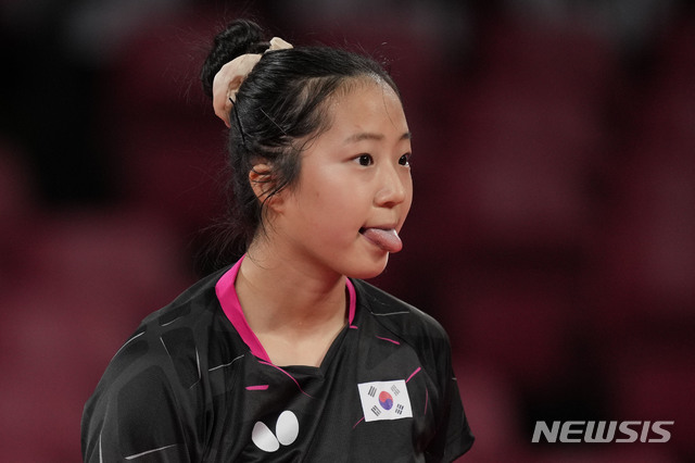 [도쿄=AP/뉴시스] 24일(현지시간) 일본 도쿄에서 열린 2020 도쿄 올림픽 탁구 여자 단식 1라운드, 한국 신유빈이 가이아나의 첼시 에드힐과 경기 중 제스츄어를 취하고 있다. 2021.07.25.