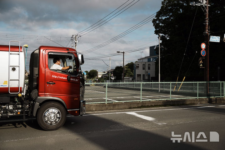 [미시마=AP/뉴시스] 자료 사진에서, 일본 미시마 지역 한 횡단보도에 대형 트럭이 정차해 있다. 10월1일부터 외국산 대형트럭에 25% 관세를 부과하는 미국 정부는 일본 승용차와 달리 예외를 적용하지 않을 것으로 알려졌다. (사진=뉴시스DB) 2025.09.27.