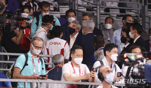 [지바(일본)=뉴시스] 최진석 기자 = 토마스 바흐 IOC 위원장이 24일 지바 마쿠하리 메세 A홀 도쿄올림픽 태권도 경기장을 찾아 관계자들과 대화를 나누고 있다. 2021.07.24. myjs@newsis.com