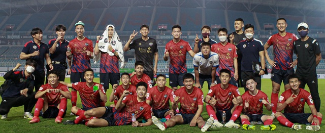 안산 전을 마친 뒤 김천 선수들이 기념사진을 찍고 있다 (사진=김천상무프로축구단 제공) *재판매 및 DB 금지