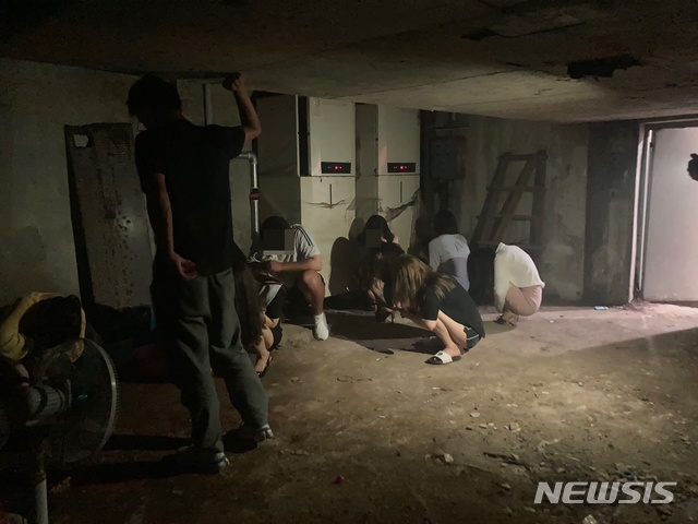 경기 의정부시 한 유흥주점 내 창고에 숨어있는 손님 등 적발 현장. (사진=경기북부경찰청 제공)