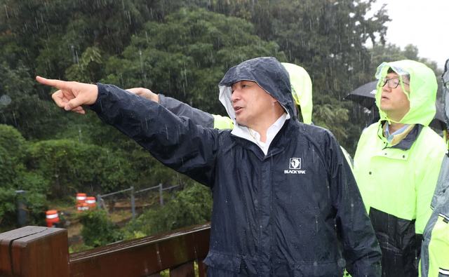 2019년 9월 태풍 '타파' 내습시 현장을 둘러보고 있는 원희룡 제주지사. *재판매 및 DB 금지