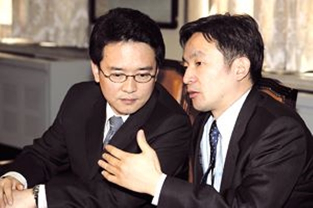 원희룡 지사가 국민의힘 전신인 한나라당 국회의원 시절 소장파 혁신기수로 지칭되던 남경필 당시 의원과 대화하는 모습. *재판매 및 DB 금지