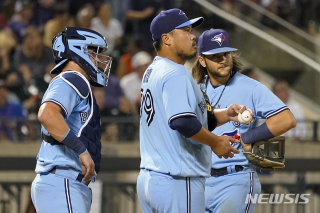 [뉴욕=AP/뉴시스] 토론토 블루제이스의 류현진과 포수 리스 맥과이어, 유격수 보 비솃이 지난 2021년 7월 25일(한국시간) 미국 뉴욕에서 열린 뉴욕 메츠와 MLB 경기 5회말에 마운드에 모여 이야기를 나누고 있다. 2022.04.06.