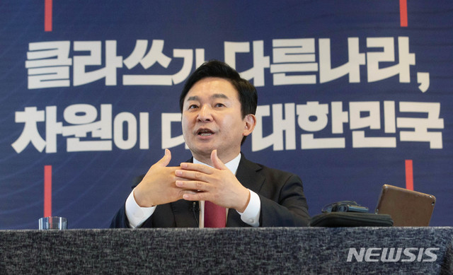 [서울=뉴시스] 국회사진기자단 = 원희룡 제주지사가 25일 서울 여의도 하우스 카페에서 제20대 대통령 선거 출마 선언을 마치고 취재진 질문에 답변하고 있다. 2021.07.25. photo@newsis.com 