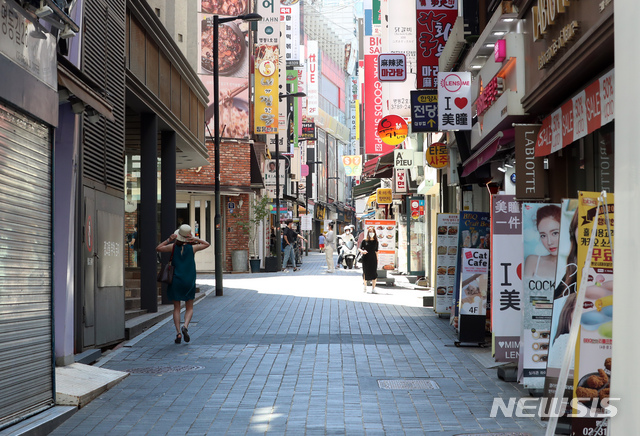 [서울=뉴시스] 고승민 기자 = 사회적 거리두기 4단계가 시행중인 25일 서울 명동 일대가 한산하다. 한국신용데이터에 따르면 4단계 거리두기 첫 주인 지난 12일-18일 서울지역 자영업자 매출이 동년대비 21% 감소한 것으로 알려졌다. 폭발적으로 증가한 코로나19 확산세가 쉽게 꺾이지 않으면서 거리두기 조치가 유지됨에 따라 자영업자들의 경제적 어려움 역시 계속될 것으로 예상된다. 2021.07.25. kkssmm99@newsis.com