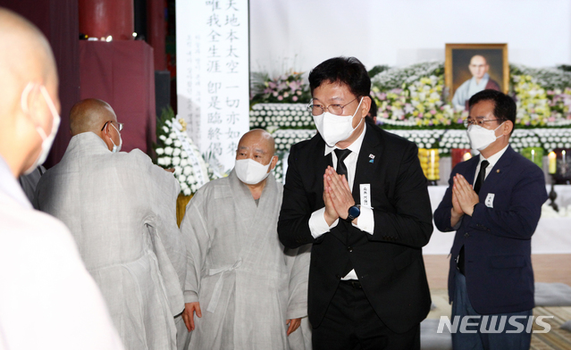 [김제=뉴시스] 김얼 기자 = 송영길 더불어민주당 당대표가 25일 전북 김제시 금산사에 마련된 조계종 전 총무원장 월주(月珠) 대종사의 빈소를 찾아 조문을 마치고 관계자들과 인사를 나누고 있다. 2021.07.25. pmkeul@newsis.com