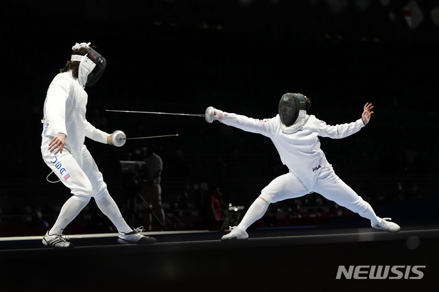 [지바=AP/뉴시스] 25일 일본 지바에서 열린 2020 도쿄 올림픽, 남자 펜싱 에페 개인전 한국 박상영(오른쪽)이 미국 제이콥 호일과의 32강 경기를 치르고 있다. 박상영은 제이콥 호일을 15-10으로 꺾고 승리했다. 2021.07.25. 