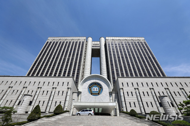 [서울=뉴시스] 조교 및 강사를 동원해 현직 검사와 다른 대학교수의 논문을 대신 작성해 줘 업무를 방해한 혐의를 받는 전직 법학전문대학원 교수가 1심에서 징역 1년6개월을 선고받았다. 사진은 서울법원종합청사. 뉴시스DB