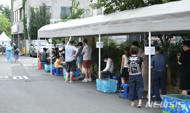 [대구=뉴시스] 이무열 기자 = 대구지역 코로나19 확진자가 69명으로 집계된 25일 오전 대구 수성구 보건소 코로나19 선별진료소에서 시민들이 검사를 받기 위해 줄 서 기다리고 있다. 2021.07.25. lmy@newsis.com