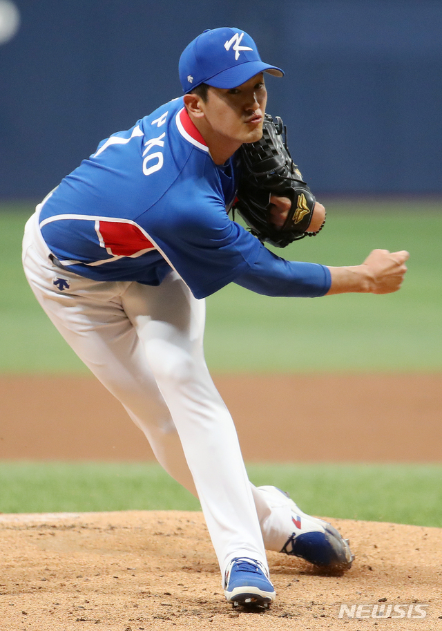 [서울=뉴시스] 조성우 기자 = 25일 오후 서울 구로구 고척스카이돔에서 열린 2020 도쿄올림픽 한국 야구대표팀과 키움 히어로즈의 평가전 경기, 대표팀 선발투수 고영표가 역투하고 있다. 2021.07.25. xconfind@newsis.com