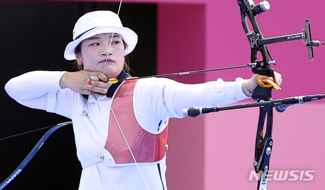 [도쿄(일본)=뉴시스] 최진석 기자 = 대한민국 양궁 대표팀 강채영이 25일 오후 일본 도쿄 유메노시마 양궁장에서 열린 2020 도쿄올림픽 양궁 여자단체전 8강전에 출전해 활을 쏘고 있다. 2021.07.25. myjs@newsis.com