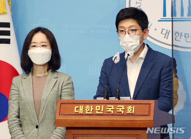 [서울=뉴시스] 최동준 기자 = 윤석열 대통령 예비후보 선거 캠프의 김병민 신임 대변인이 25일 서울 여의도 국회 소통관에서 캠프 인선 명단을 발표하고 있다. 왼쪽은 최지현 부대변인. (공동취재사진) 2021.07.25. photo@newsis.com