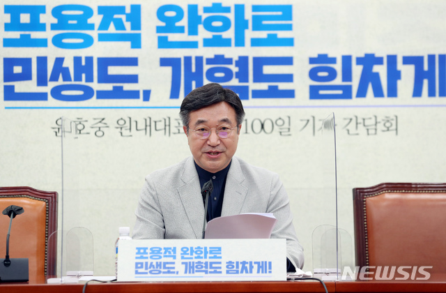 [서울=뉴시스] 최동준 기자 = 윤호중 더불어민주당 원내대표가 25일 서울 여의도 국회에서 취임 100일을 맞아 기자간담회를 하고 있다. (공동취재사진) 2021.07.25. photo@newsis.com